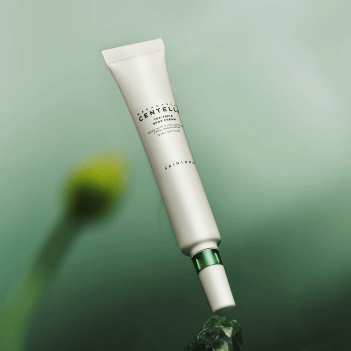 SKIN1004 Madagascar Centella Tea-Trica Spot Cream zwevend tegen een groene achtergrond – effectieve spot treatment voor acnegevoelige huid met centella uit Madagaskar.