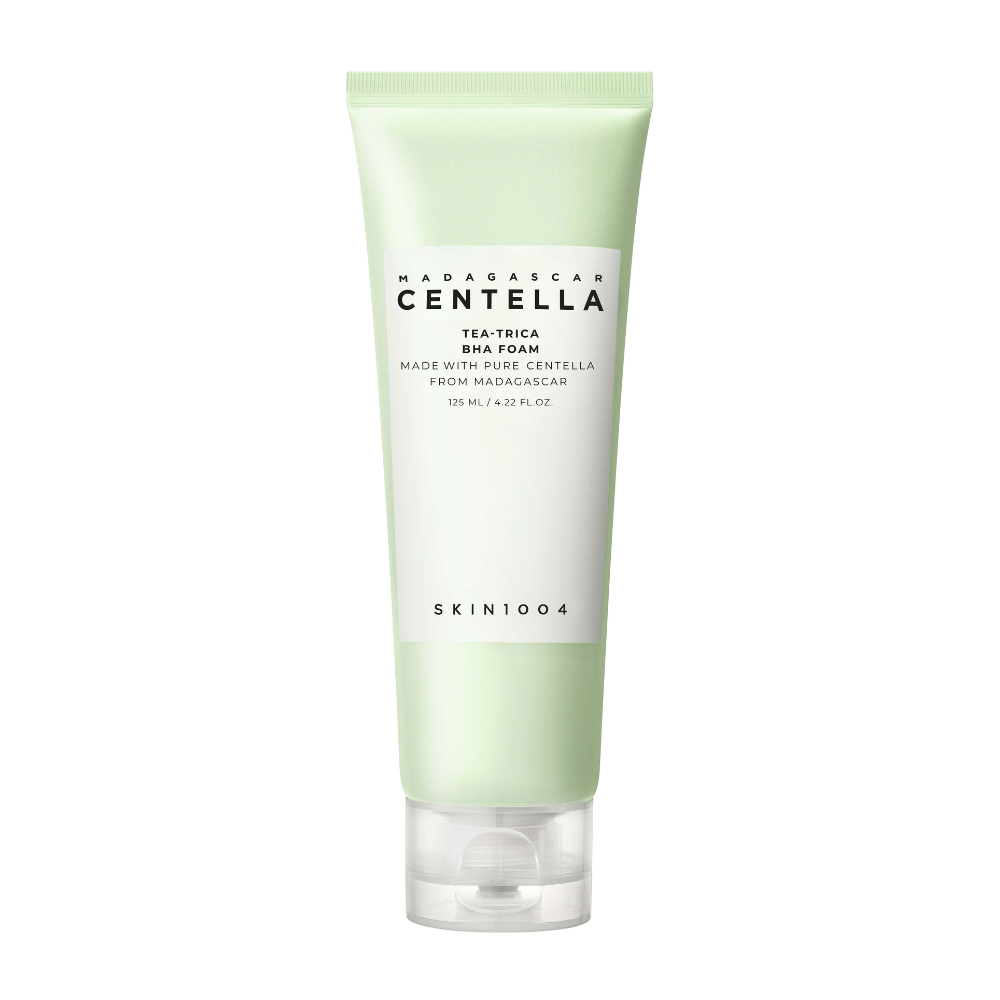 Het product "Madagascar Centella Tea-trica BHA Foam" wordt gepresenteerd in een groene en witte tube. Het is ontworpen om de huid te reinigen en bevat pure Centella uit Madagaskar. Het volume is 125 ml.