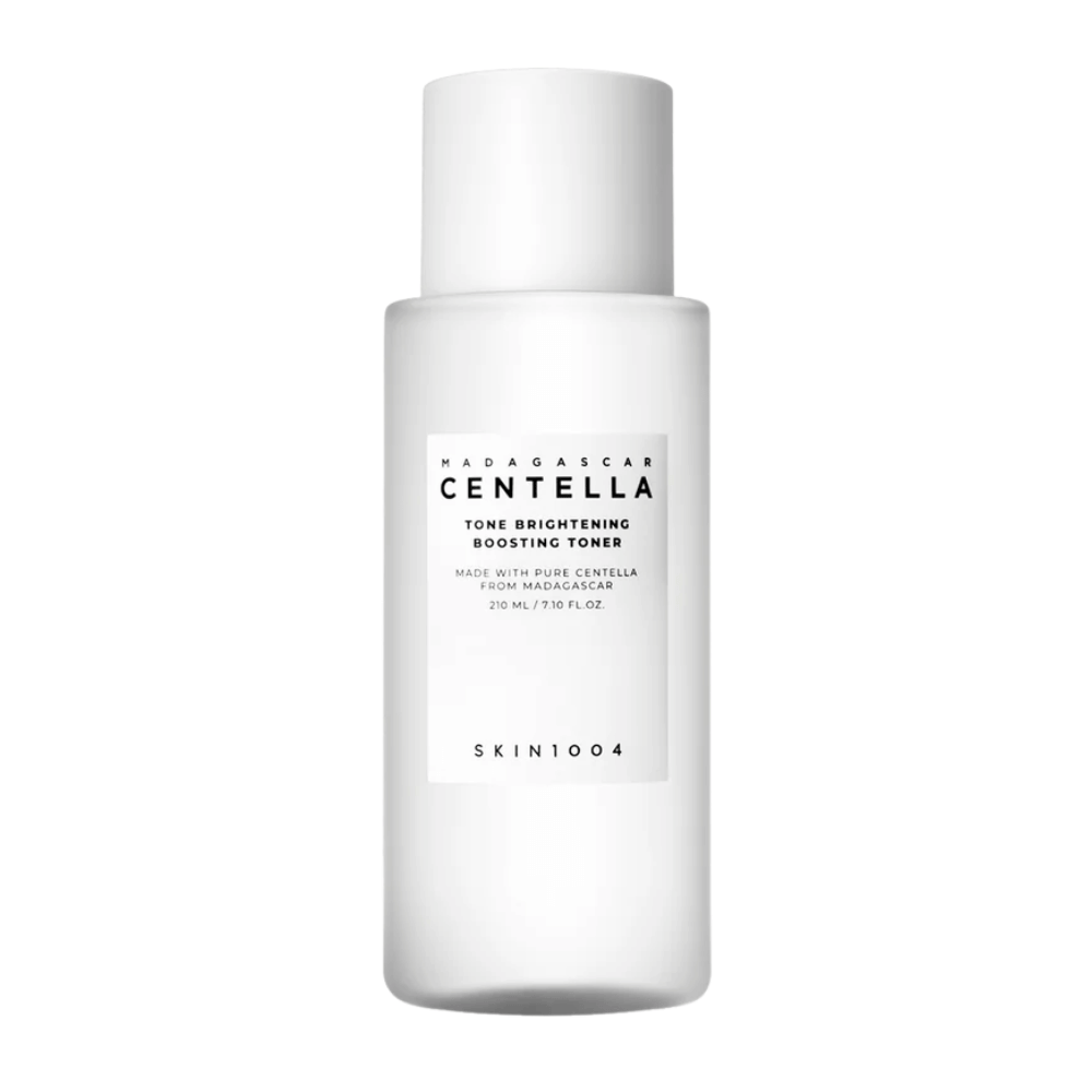 Productafbeelding van SKIN1004 Madagascar Centella Tone Brightening Boosting Toner - een witte, elegante fles met minimalistisch ontwerp en zwarte tekst.