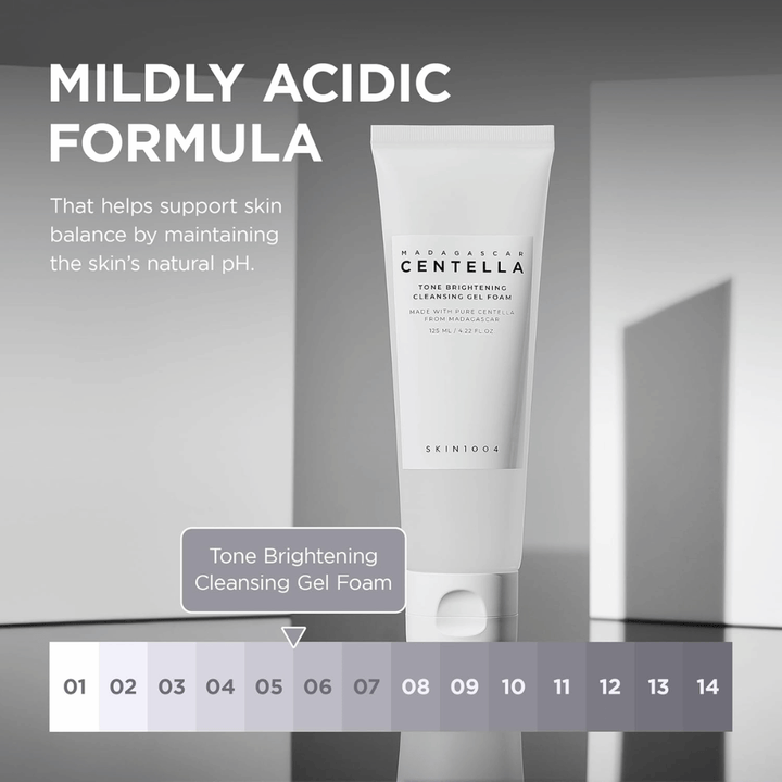 Informatieve afbeelding die de mild zure (lage pH) formule van het product beschrijft. De afbeelding benadrukt hoe de reiniging helpt de natuurlijke balans van de huid te behouden terwijl de huid effectief wordt gereinigd.