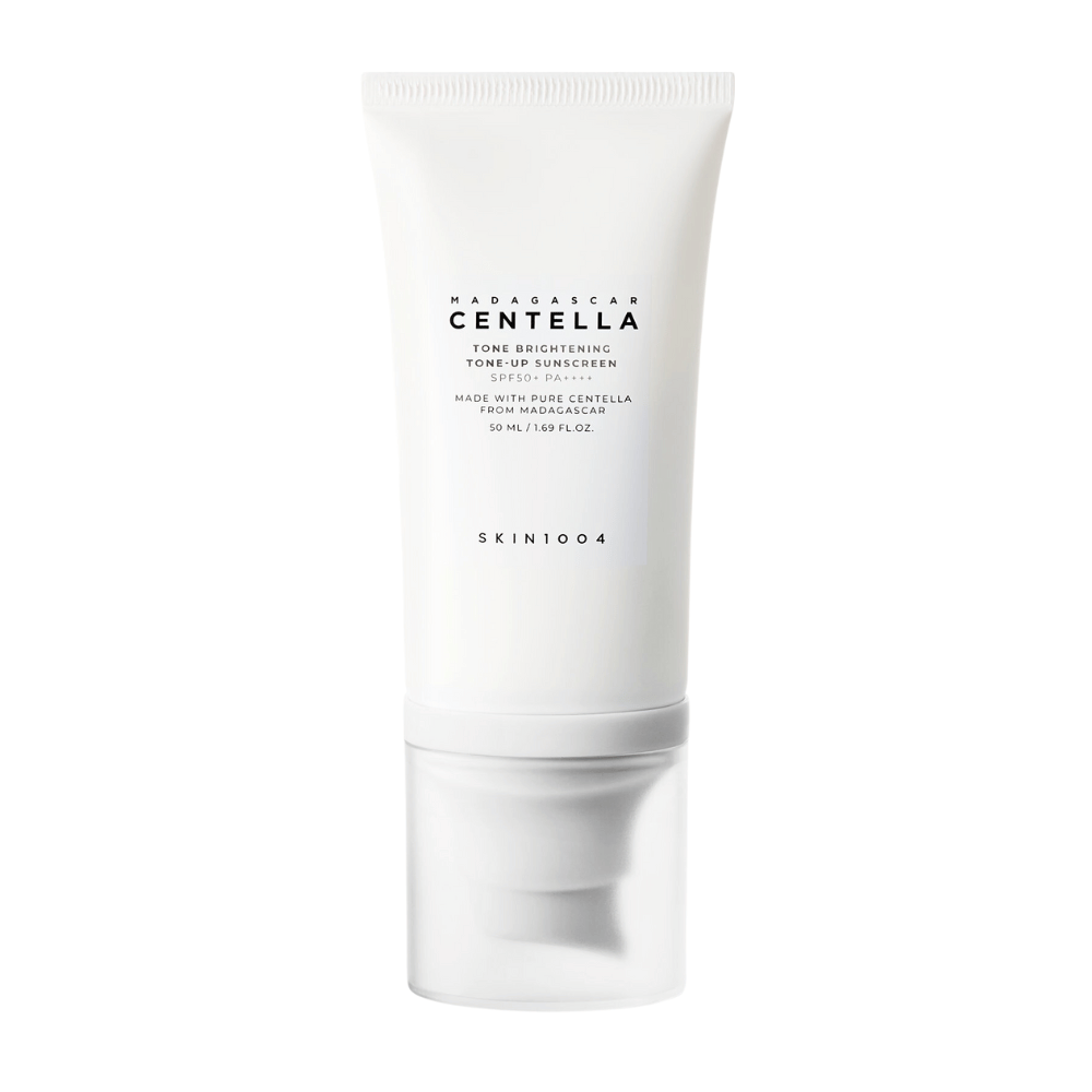 Een tube met Madagascar Centella Tone Brightening Tone-Up Sunscreen van SKIN1004. De tube is wit met zwarte tekst en bevat 50 ml. Het product heeft SPF 50+ PA++++ en is gemaakt met zuivere Centella uit Madagaskar.