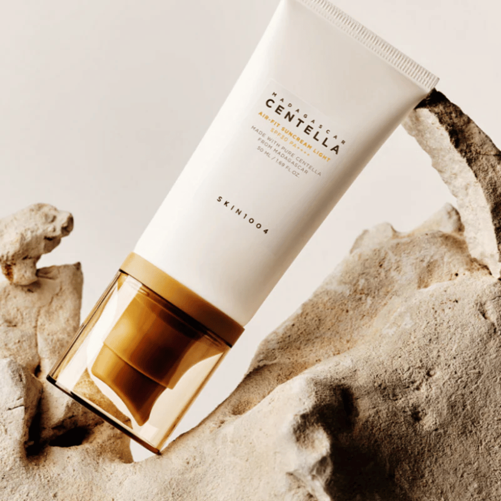 SKIN1004 Madagascar Centella Air-Fit Suncream Light SPF30 – hydraterende zonbescherming die helpt de huidbarrière te versterken en een natuurlijke, frisse uitstraling te geven.