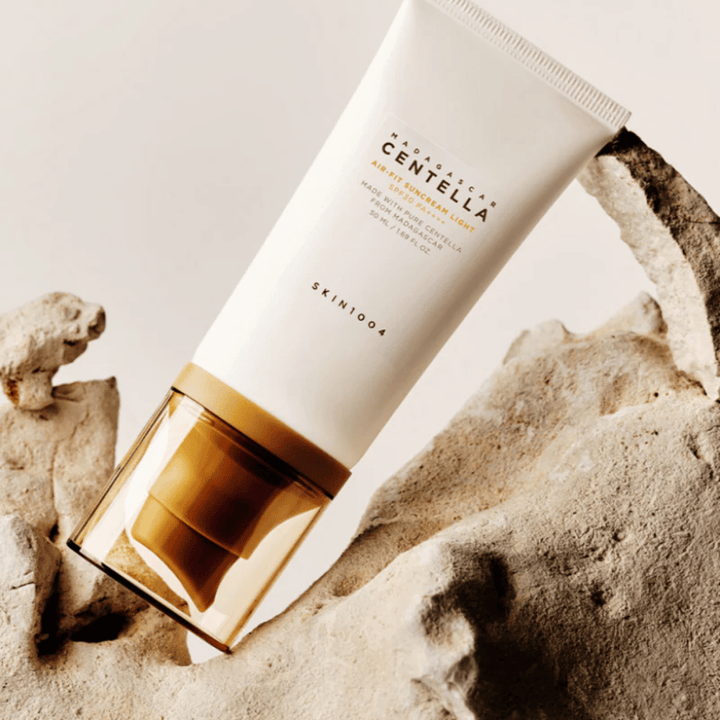 SKIN1004 Madagascar Centella Air-Fit Suncream Light SPF30 – hydraterende zonbescherming die helpt de huidbarrière te versterken en een natuurlijke, frisse uitstraling te geven.