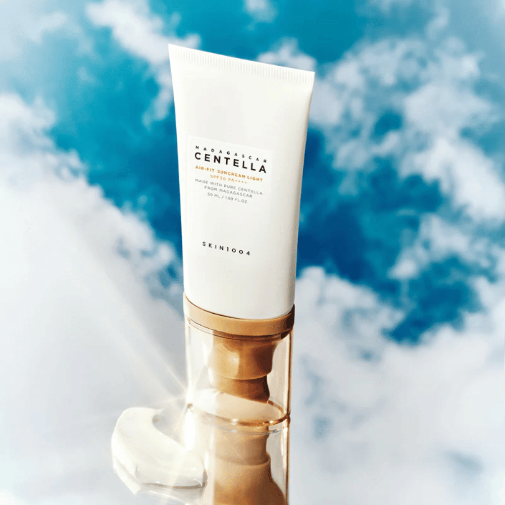 SKIN1004 Madagascar Centella Air-Fit Suncream Light SPF30 PA++++ – lichte zonnecrème met centella asiatica die de huid beschermt tegen UV-straling en hydrateert zonder zwaar aan te voelen.