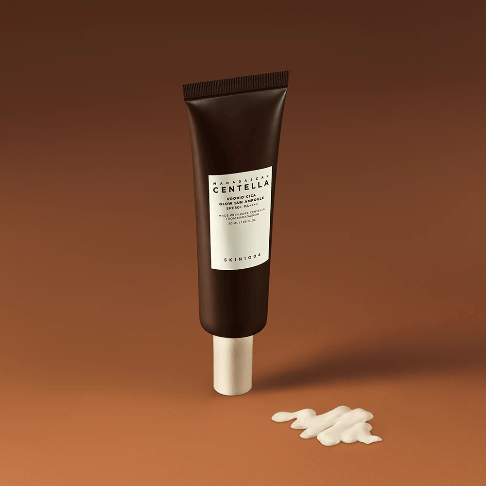 SKIN1004 Madagascar Centella Probio-Cica Glow Sun Ampoule heeft een zijdezachte, licht getinte formule die in de huid smelt. Het beschermt met SPF50+ PA++++, hydrateert diep en geeft een natuurlijke gloed – perfect voor dagelijks gebruik.
