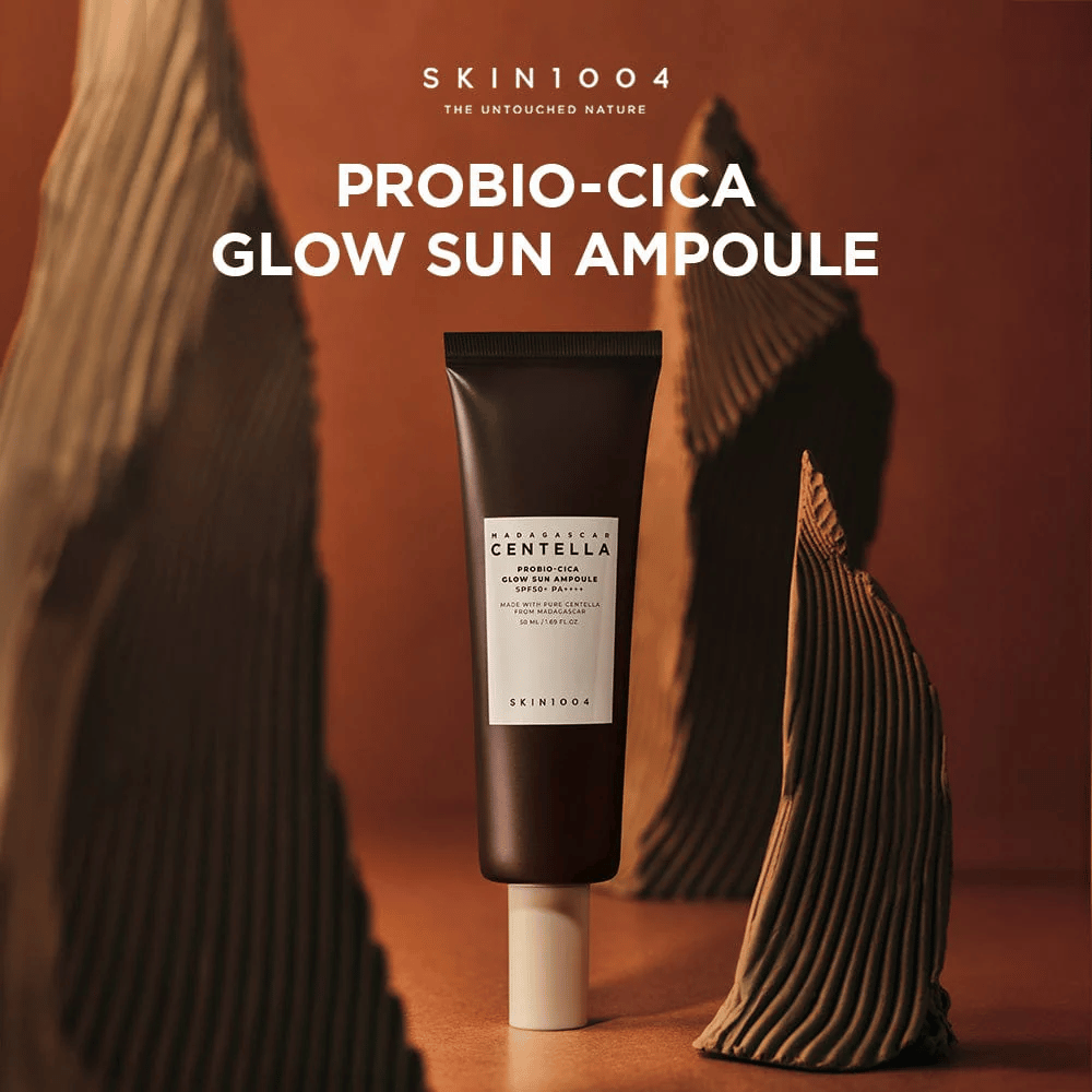 SKIN1004 Madagascar Centella Probio-Cica Glow Sun Ampoule – een voedende zonnebrandcrème met SPF50+ PA++++ die glans geeft, beschermt en de huidbarrière versterkt met probiotica en centella uit Madagaskar. Ook geschikt voor de gevoelige huid.