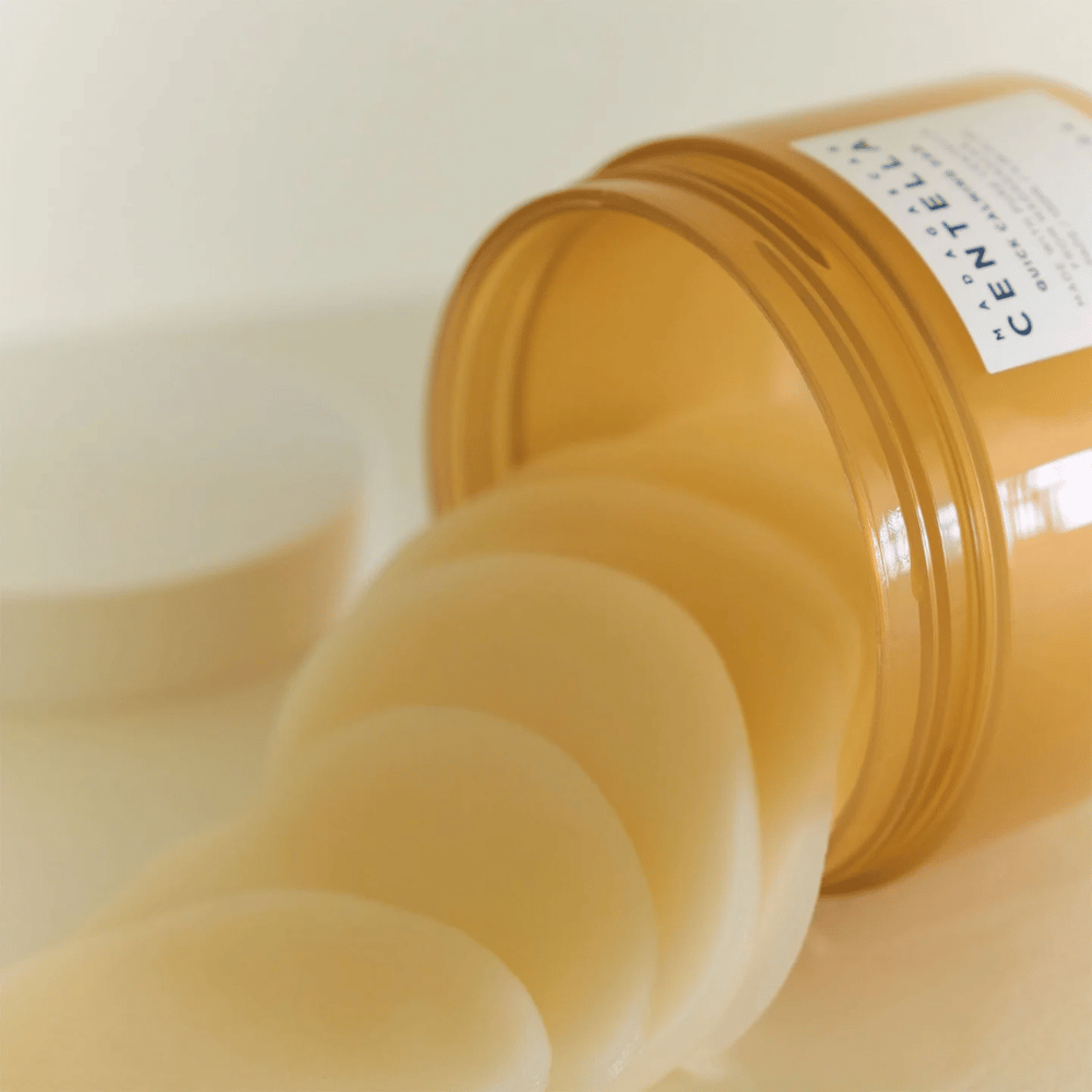 Geopende pot met SKIN1004 Madagascar Centella Quick Calming Pad – meerdere ronde toner pads in lichtgele vloeistof zichtbaar, de pot is amberkleurig met wit etiket.