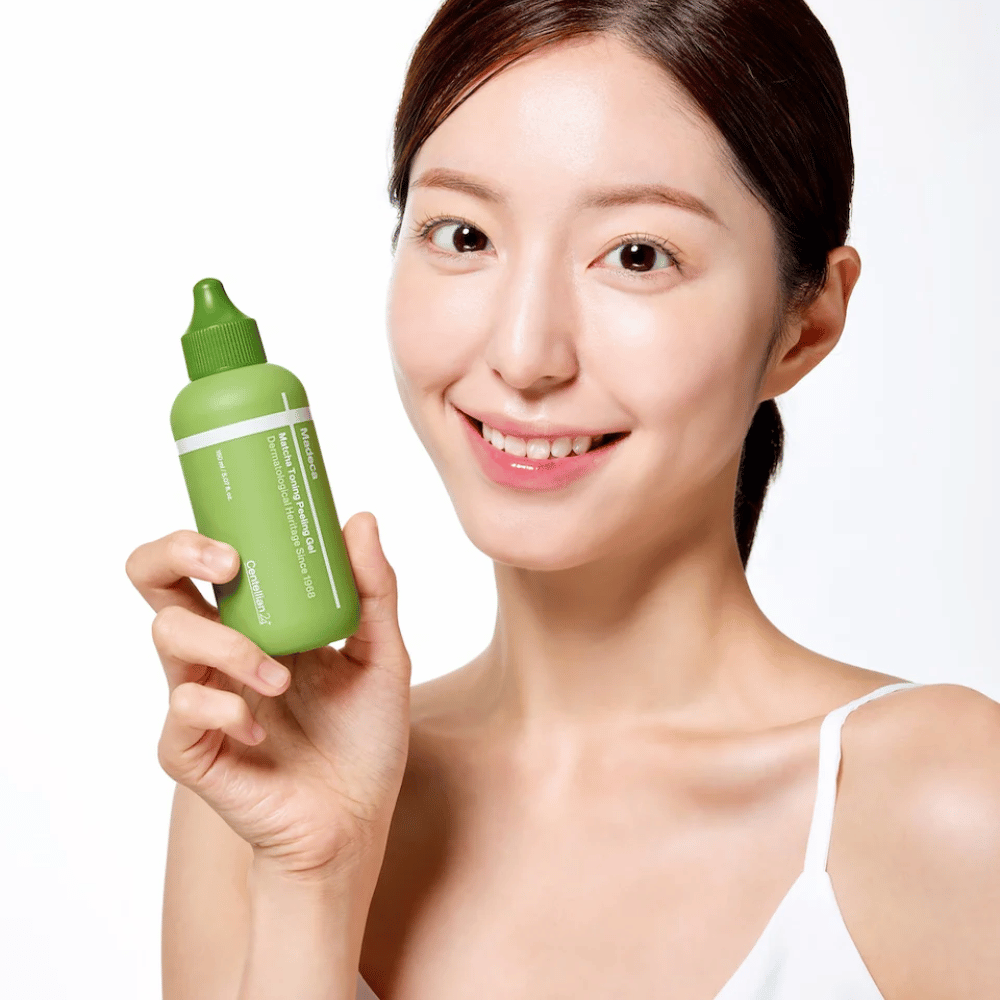 Centellian24 Madeca Matcha Toning Peeling Gel in de hand – Koreaanse gezichtspeeling die helpt de huid zachtjes te exfoliëren en de huidglans te verbeteren.