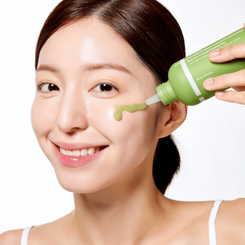 Persoon die Centellian24 Madeca Matcha Toning Peeling Gel aanbrengt – milde peeling die helpt dode huidcellen te verwijderen en de huid zachter en stralender te maken.