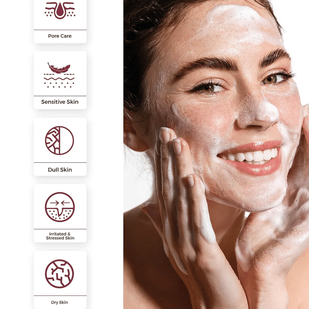 Persoon die Centellian24 Madeca Amino Acid Cleansing Foam gebruikt – milde Koreaanse gezichtsreiniging die een zacht schuim creëert en helpt poriën te reinigen en gevoelige huid te kalmeren.