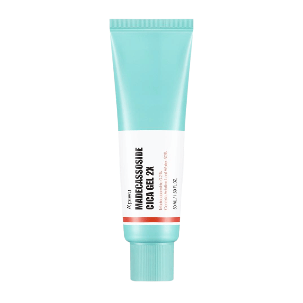 A’pieu Madecassoside Cica Gel 2X in een turquoise tube met wit etiket en zwarte en rode tekst, staand tegen een witte achtergrond.