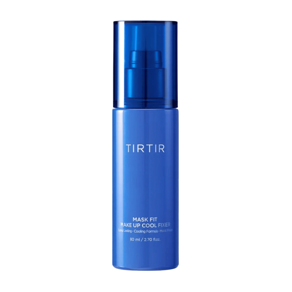 Een blauwe spuitfles met "TIRTIR Mask Fit Make Up Cool Fixer" op het etiket. Het ontwerp van de fles is elegant en modern, en het bevat 80 ml (2,70 fl. oz.) van een product dat een langdurige en verfrissende finish voor make-up biedt.