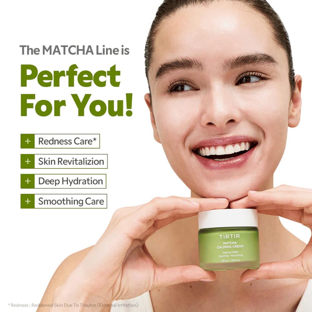 Vrouw houdt TIRTIR Matcha Calming Cream vast die de rode huid kalmeert, diep hydrateert en de huidbarrière versterkt voor een gezonde glow.