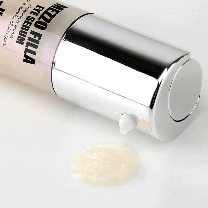 MEDI-PEEL Mezzo Filla Eye Serum in zilveren verpakking met zichtbare serumtextuur – Koreaans oogserum dat hydrateert, opvult en fijne lijntjes rond de ogen tegengaat.