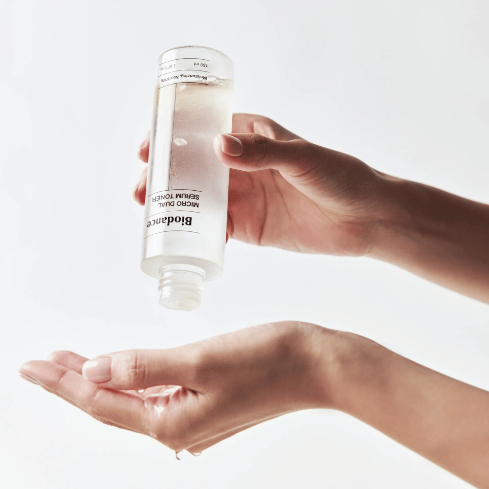 Biodance Micro Dual Serum Toner aanbrengen in de hand – hydraterende en voedende gezichtstoner met serumgevoel voor droge en gevoelige huid