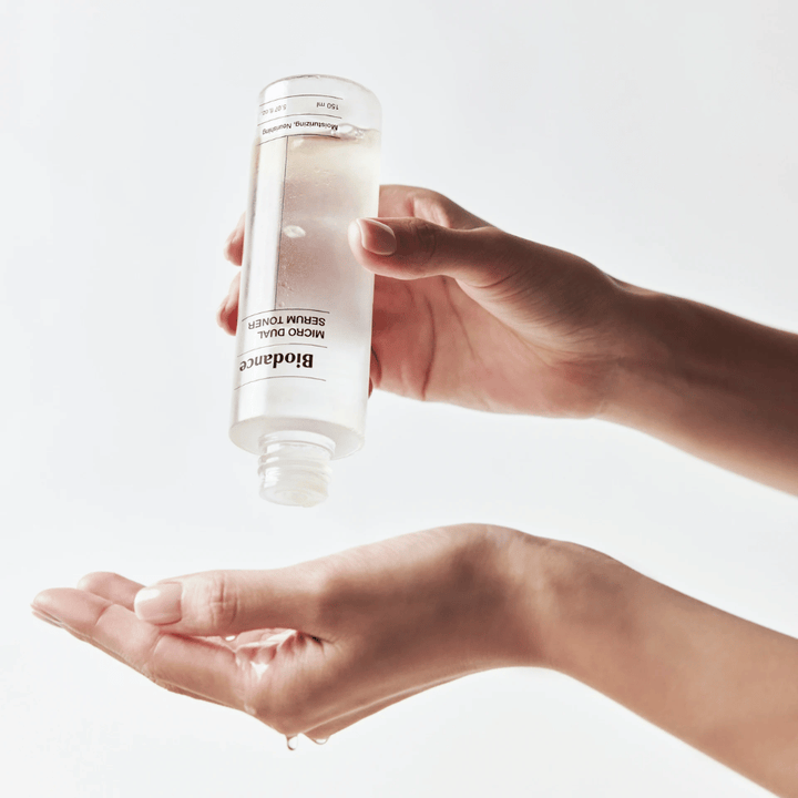 Biodance Micro Dual Serum Toner aanbrengen in de hand – hydraterende en voedende gezichtstoner met serumgevoel voor droge en gevoelige huid