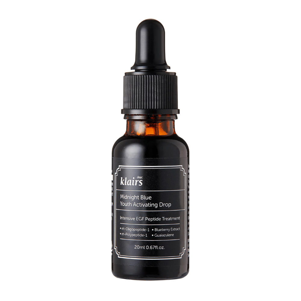 Klairs Midnight Blue Youth Activating Drop in een donkere glazen fles met pipet. Het product bevat EGF-peptiden, bosbessenextract en guaiazulene om de elasticiteit van de huid te bevorderen en tekenen van veroudering tegen te gaan.