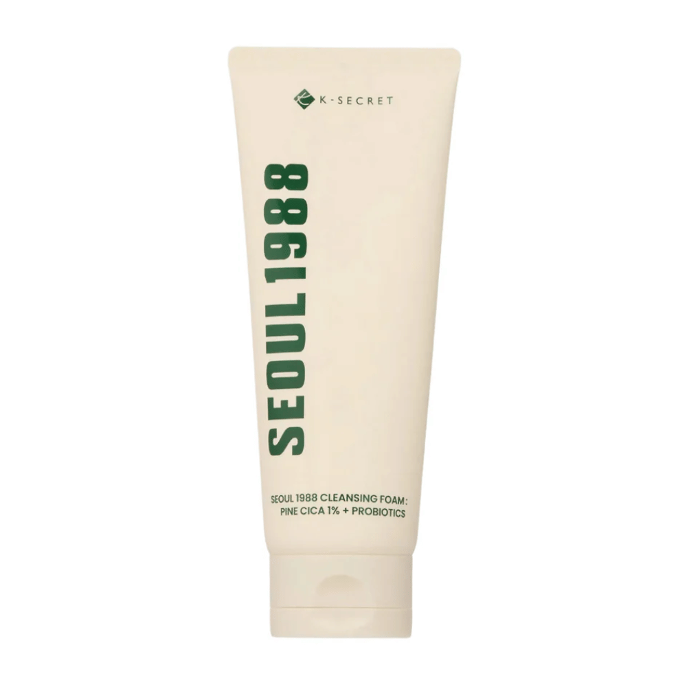 SEOUl 1988 Cleansing Foam - Pine Cica 1% + Probiotics
Een diep reinigende schuimreiniger verrijkt met Pine Cica en probiotica om de huid te kalmeren en in balans te brengen. Perfect voor het verwijderen van onzuiverheden en het herstellen van de natuurlijke vochtbarrière van de huid zonder uit te drogen. Geschikt voor alle huidtypes, zelfs de gevoelige huid.