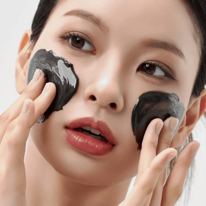 Close-up van het aanbrengen van Hoe Midnight Soothing Cleansing Balm op het gezicht. Zachte reinigingsbalsem die onzuiverheden oplost en een kalm huidgevoel geeft.