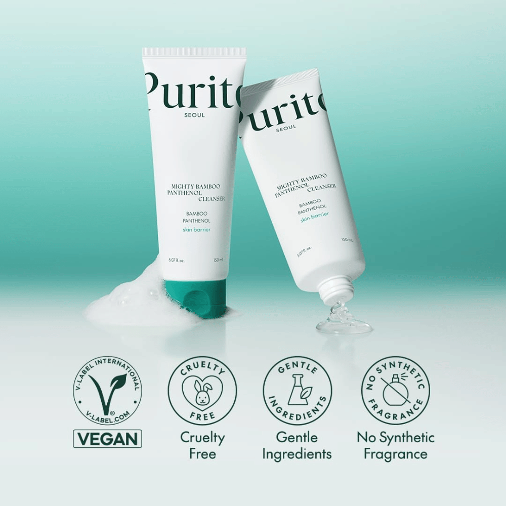 Twee verpakkingen van Purito Mighty Bamboo Panthenol Cleanser worden getoond met schuim, samen met iconen voor veganistisch, cruelty-free en parfumvrije formule.