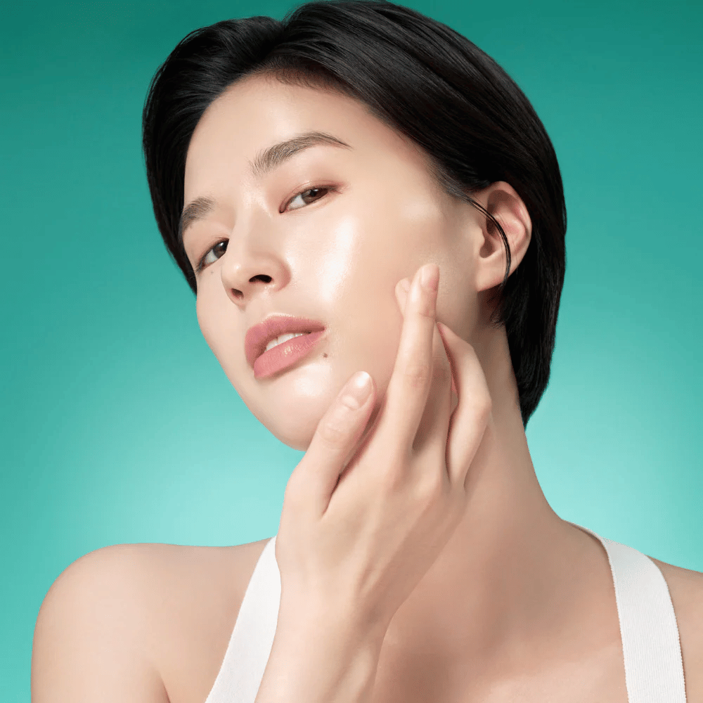 Vrouw met stralende huid na het gebruik van Purito Mighty Bamboo Panthenol Serum – kalmerend en hydraterend serum dat de huidbarrière versterkt.