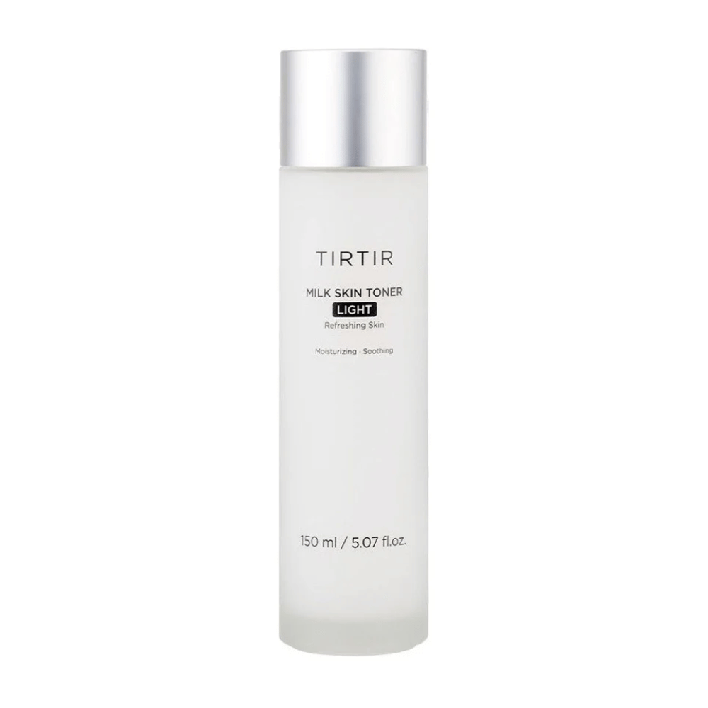 Een afbeelding van een huidverzorgingsproduct van TIRTIR, "Milk Skin Toner Light". De fles is wit en stijlvol met tekst die de toner beschrijft als verfrissend, hydraterend en kalmerend. De inhoud is 150 ml of 5.07 fl. oz.