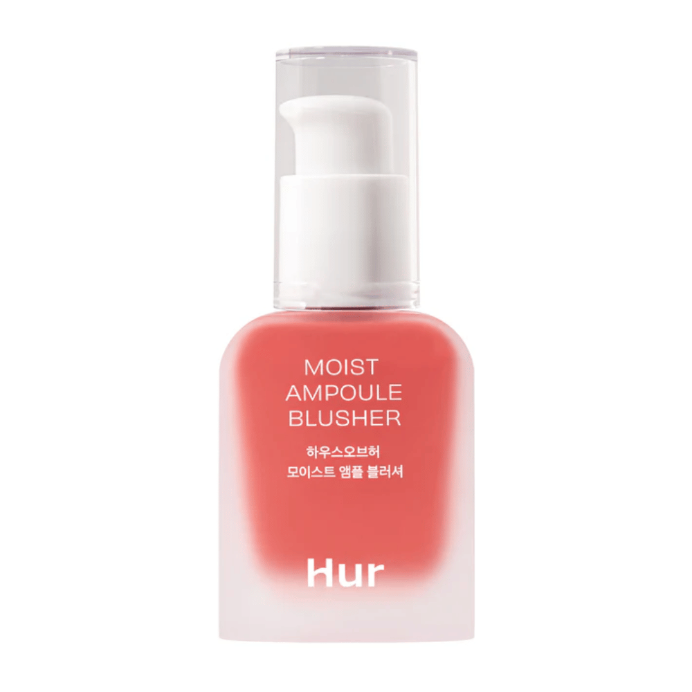 House of Hur Moist Ampoule Blusher in de tint #05 Peach Coral geeft een frisse en perzikkleurige blos aan de wangen. De hydraterende formule zorgt ervoor dat de huid de hele dag zacht en gehydrateerd aanvoelt.
