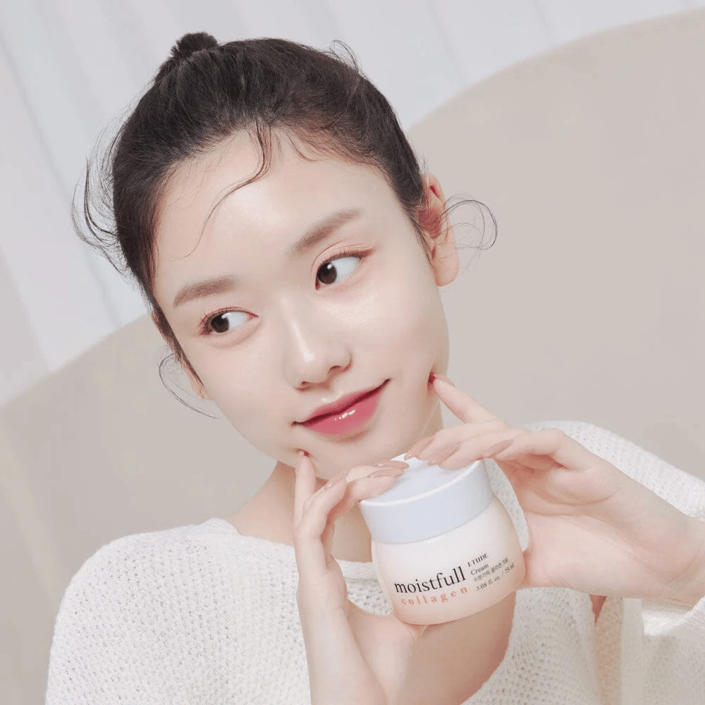 Vrouw houdt een pot "Moistfull Collagen Cream", wit shirt, glimlachend.