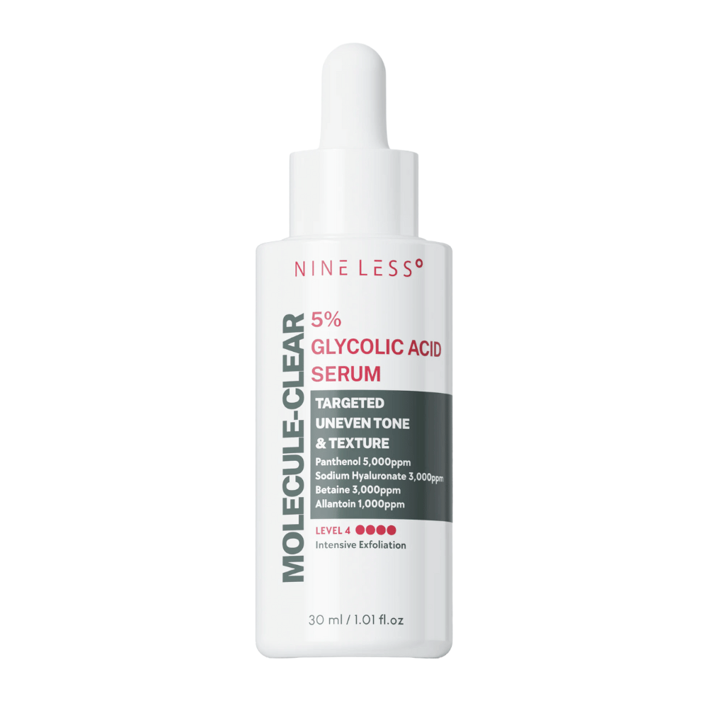 Nine Less Molecule-Clear 5% Glycolic Acid Serum in witte fles met pipet, 30 ml. Exfoliërend serum voor een ongelijkmatige huidtint en textuur met panthenol, hyaluronzuur, betaine en allantoïne.