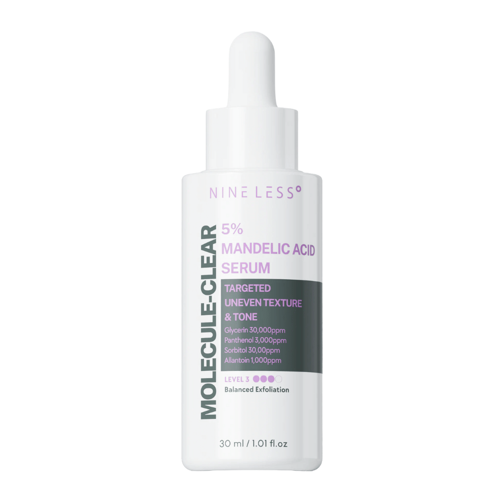 Nine Less Molecule-Clear 5% Mandelic Acid Serum in witte fles met pipet, geformuleerd voor de gevoelige huid en uitgebalanceerde exfoliatie van een ongelijkmatige huidtoon en textuur.