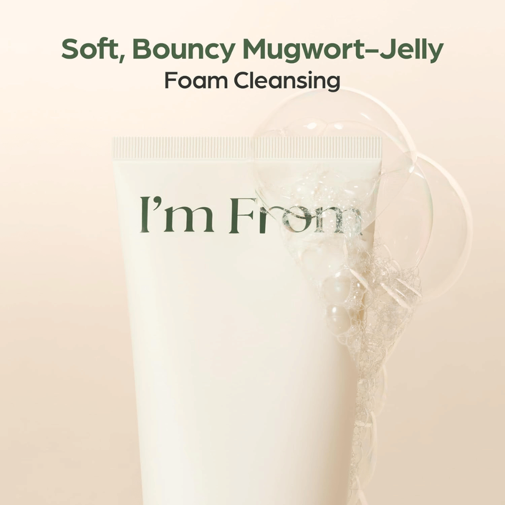 I'm From Mugwort Gel Cleanser met een zachte geltextuur die reinigingsschuim vormt. Close-up van een beige tube met transparante schuimbellen.