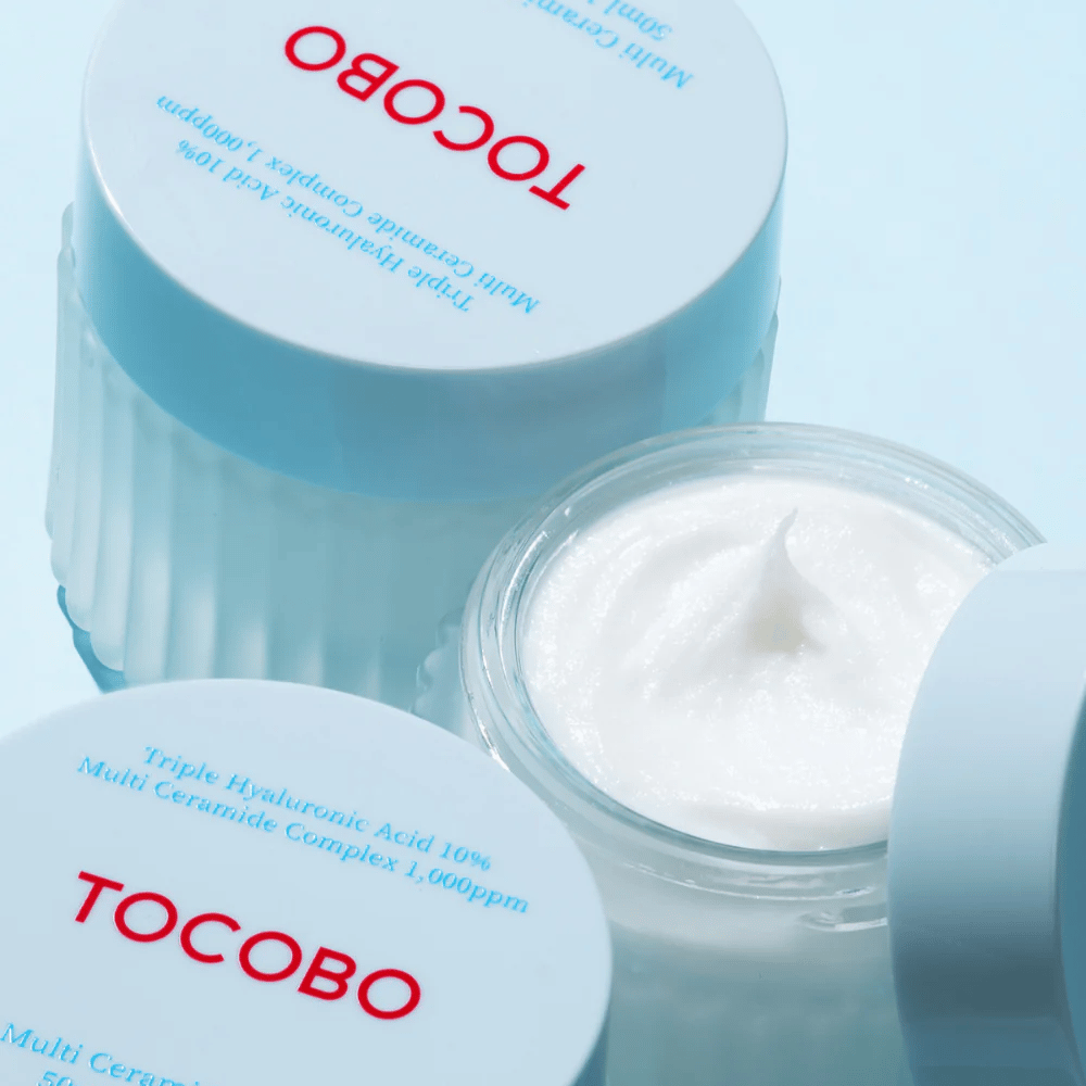 De afbeelding toont "Multi Ceramide Cream" van TOCOBO, een vochtinbrengende crème met drievoudig hyaluronzuur en een complex van meerdere ceramiden. Het product is bedoeld om de huid intensief te hydrateren en de huidbarrière te versterken.