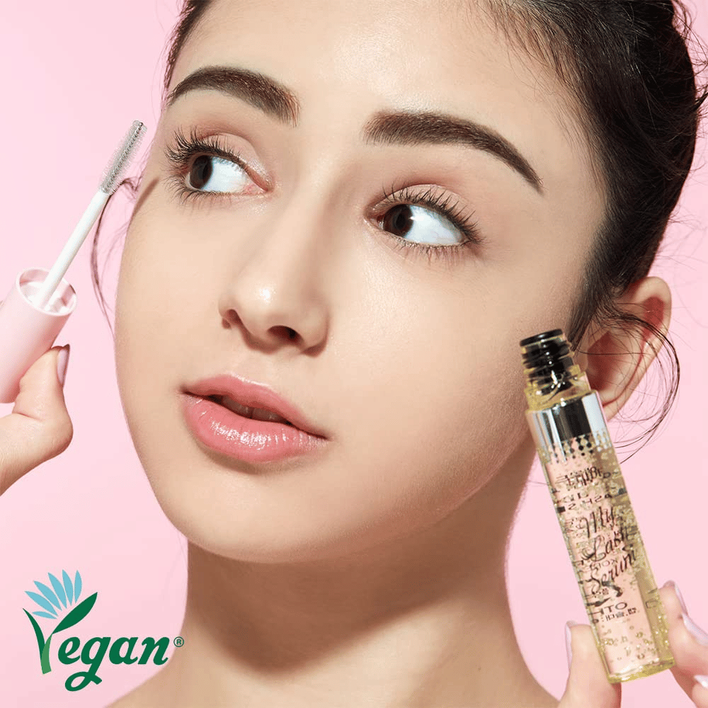 Model brengt veganistische My Lash Serum aan met borstel op de wimpers - Koreaans wimperserum dat de wimpers versterkt, verzorgt en de groei bevordert.
