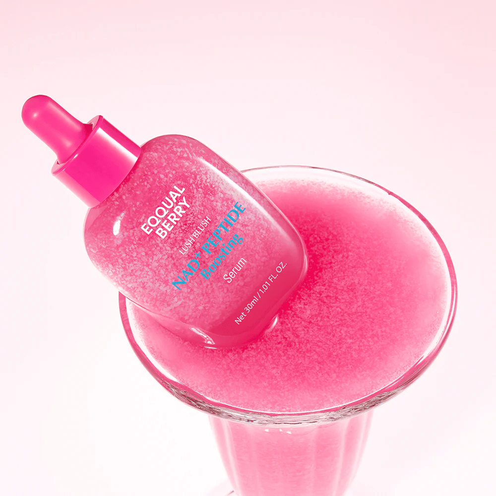 EqualBerry Lush Blush NAD+ Peptide Boosting Serum 30 ml – glansgevend anti-aging serum met peptiden in creatieve productafbeelding