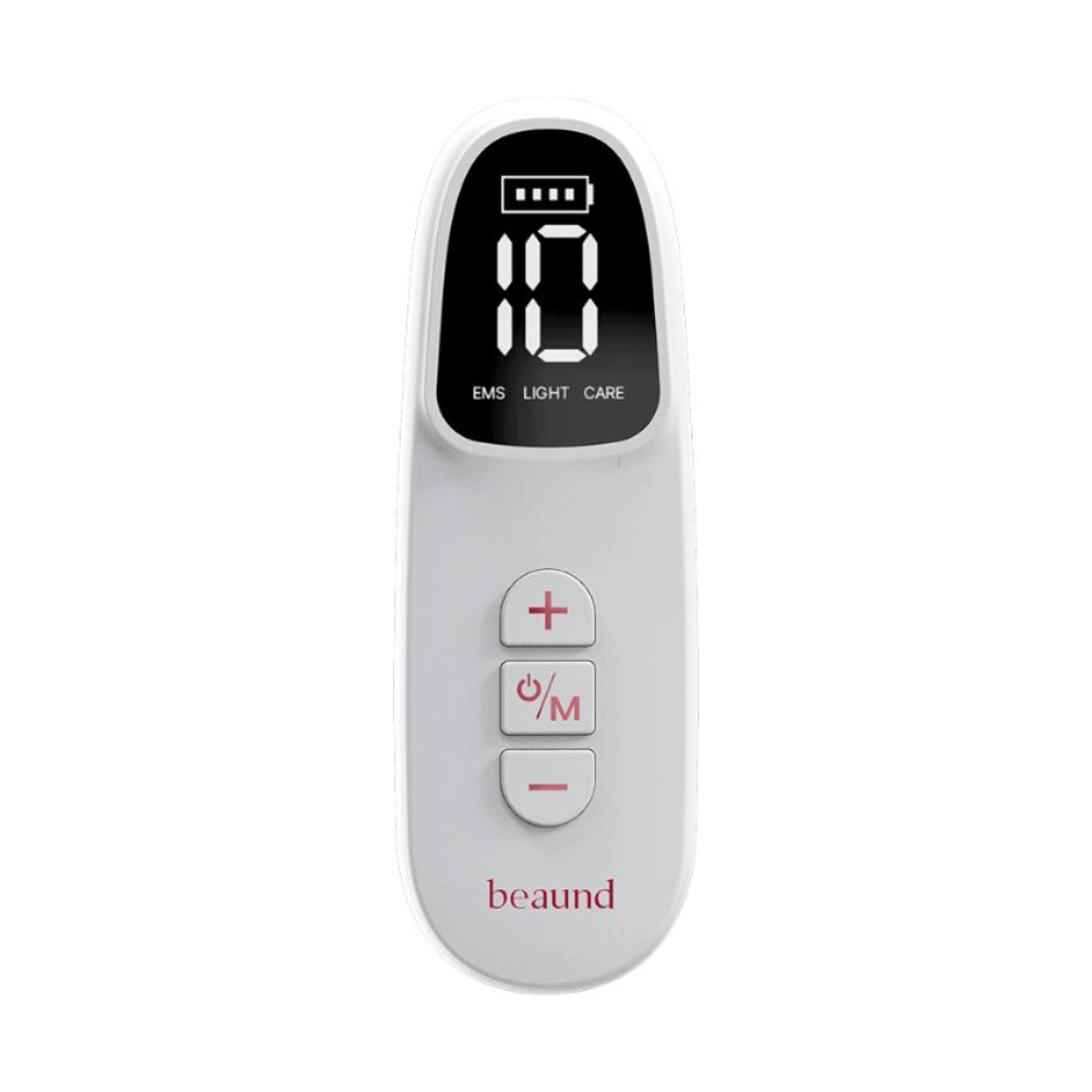 Close-up van de afstandsbediening van Beaund Neckcera. Het digitale display toont het batterijniveau en instellingen voor EMS, lichttherapie en verzorgingsprogramma's.
