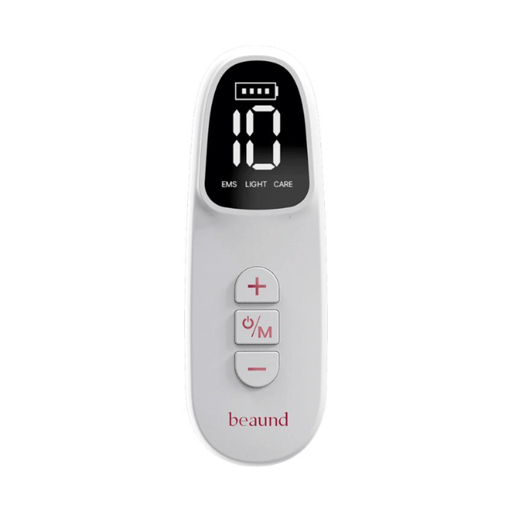 Close-up van de afstandsbediening van Beaund Neckcera. Het digitale display toont het batterijniveau en instellingen voor EMS, lichttherapie en verzorgingsprogramma's.