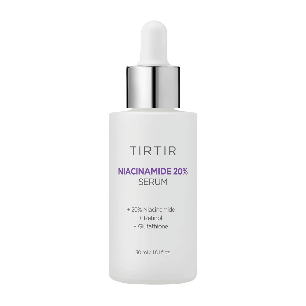 De fles met Tirtirs "Niacinamide 20% Serum" staat op een witte achtergrond. Het serum bevat 20% niacinamide, retinol en glutathion, en is ontworpen om de huidstructuur te verbeteren en een stralendere teint te geven. De inhoud van de fles is 30 ml.