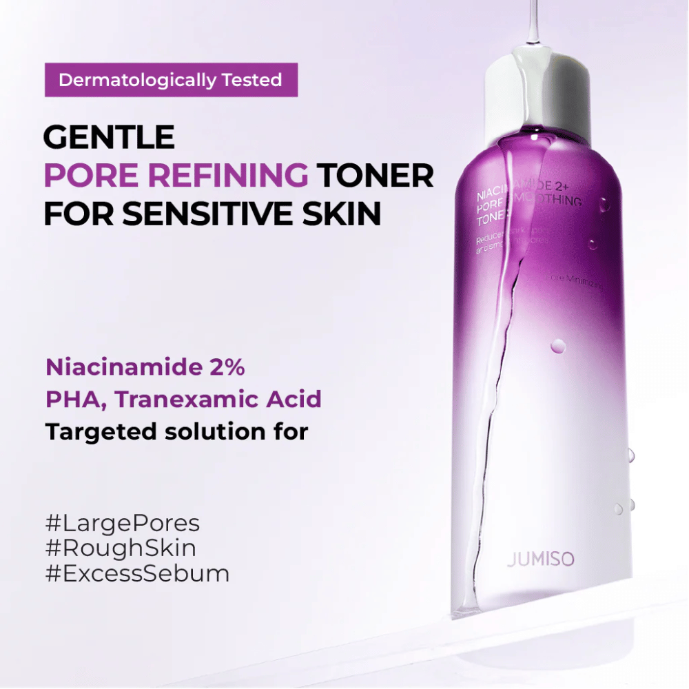 Marketingafbeelding van de toner met tekst dat het product dermatologisch getest is en geschikt is voor de gevoelige huid. De focus ligt op porieverfijning, talgcontrole en exfoliatie met niacinamide, PHA en tranexaminezuur.