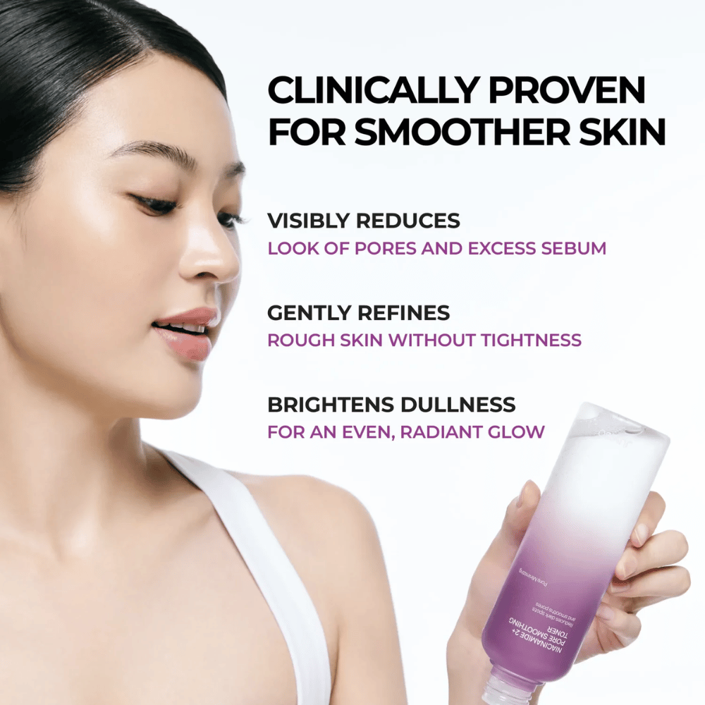 Model dat JUMISO Niacinamide 2+ Pore Smoothing Toner naast het gezicht houdt. De afbeelding benadrukt het klinisch bewezen vermogen van het product om zichtbare poriën te verminderen, de huidstructuur te egaliseren en de huid meer uitstraling te geven.