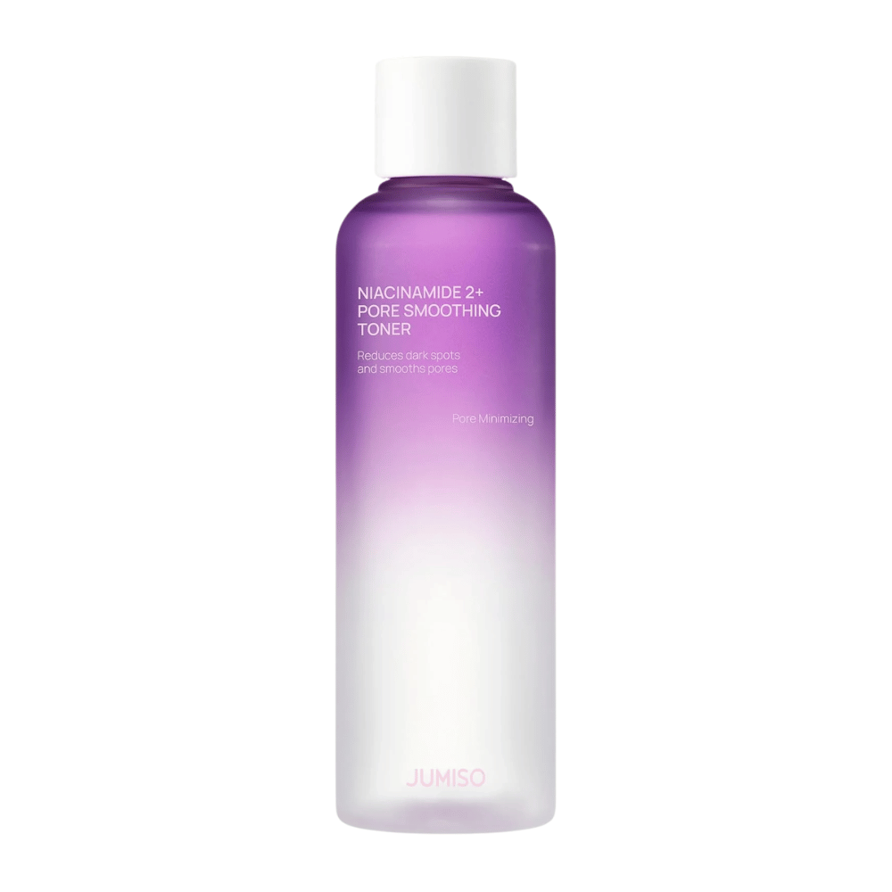 Productafbeelding van JUMISO Niacinamide 2+ Pore Smoothing Toner op een lichte achtergrond. De paarse en witte fles benadrukt de focus van het product op porieverfijning, een egalere huidtoon en verminderde zichtbaarheid van donkere vlekken.