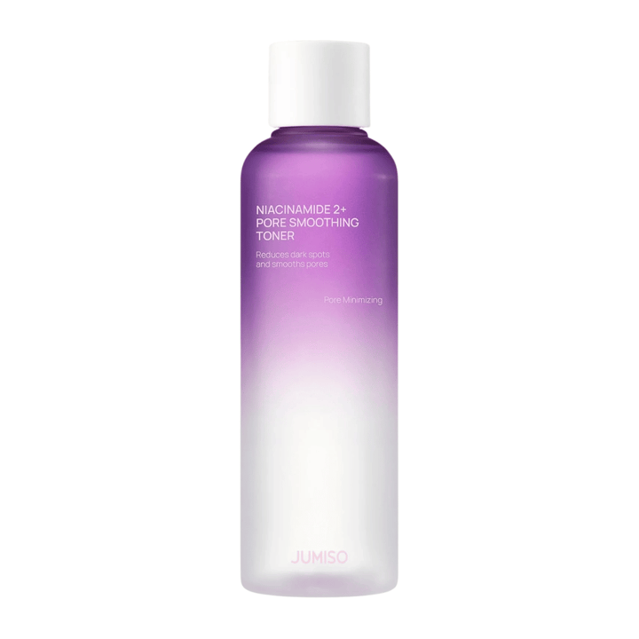 Productafbeelding van JUMISO Niacinamide 2+ Pore Smoothing Toner op een lichte achtergrond. De paarse en witte fles benadrukt de focus van het product op porieverfijning, een egalere huidtoon en verminderde zichtbaarheid van donkere vlekken.