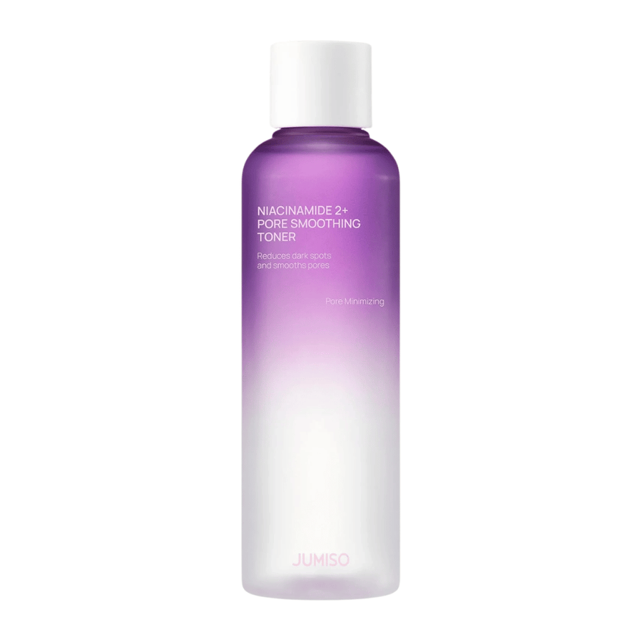 Productafbeelding van JUMISO Niacinamide 2+ Pore Smoothing Toner op een lichte achtergrond. De paarse en witte fles benadrukt de focus van het product op porieverfijning, een egalere huidtoon en verminderde zichtbaarheid van donkere vlekken.