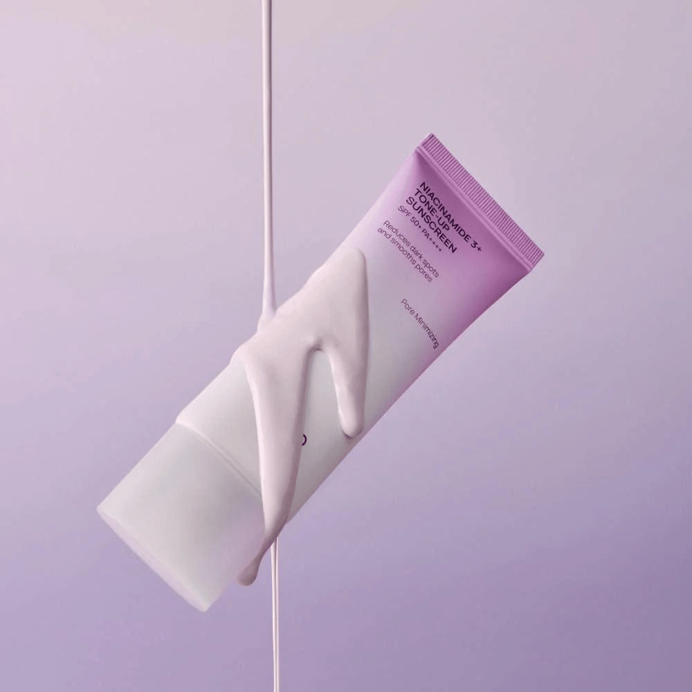 JUMISO Niacinamide 3+ Tone-Up Sunscreen SPF50+ PA++++ met een lichte formule die breedspectrum UV-bescherming en een verhelderend tone-up-effect biedt.