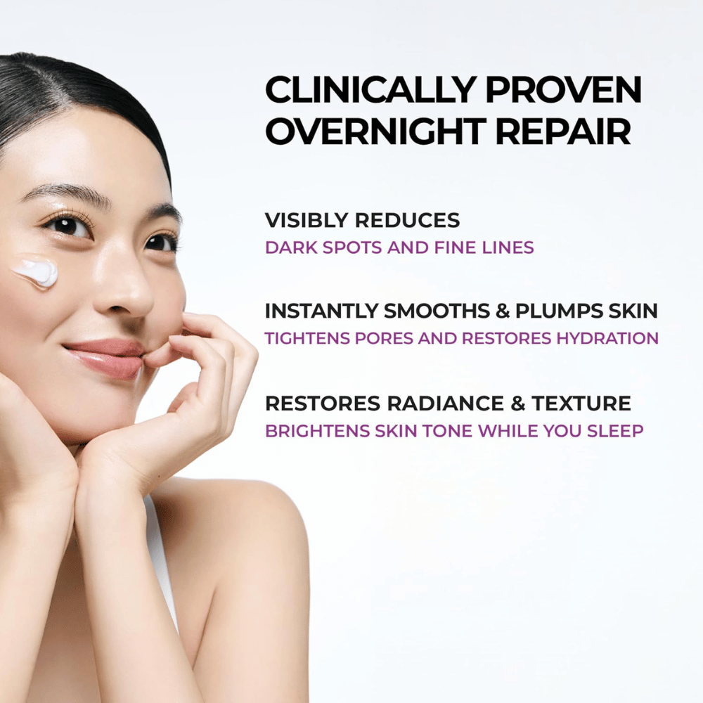 Model brengt JUMISO Niacinamide 5+ Overnight Cream aan op de wang. De afbeelding benadrukt de verzorgende eigenschappen van de nachtcrème om de glow, vochtbalans en huidstructuur van de huid gedurende de nacht te verbeteren.
