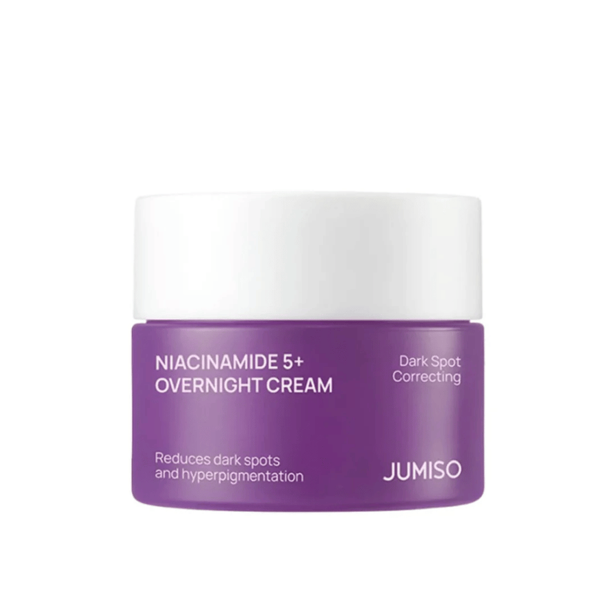 JUMISO Niacinamide 5+ Overnight Cream in paarse pot tegen een lichte achtergrond. Nachtcrème met niacinamide die helpt pigmentvlekken en een ongelijkmatige huidtoon te verminderen en de huid 's nachts een egalere glow geeft.