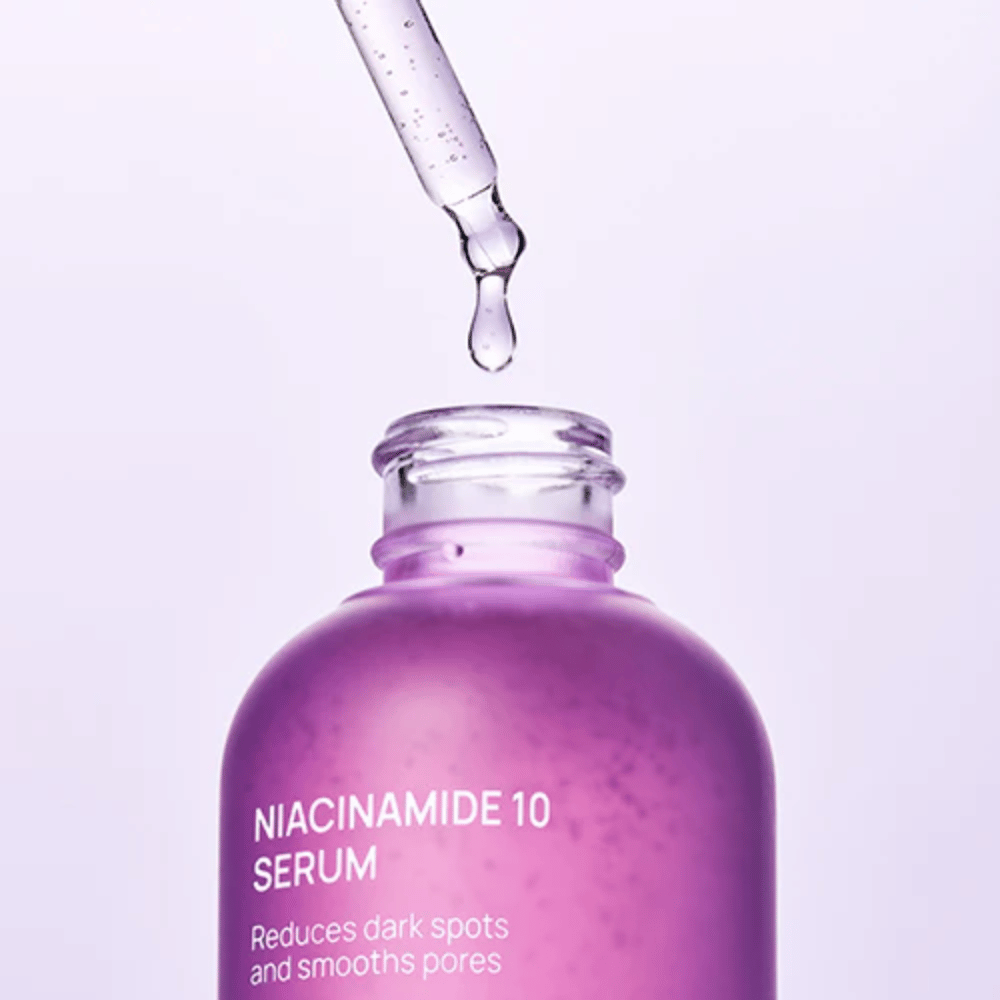 Close-up van fles en pipet met Jumiso Niacinamide 10 Serum. Transparante druppel van lichte formule die snel in de huid wordt opgenomen.
