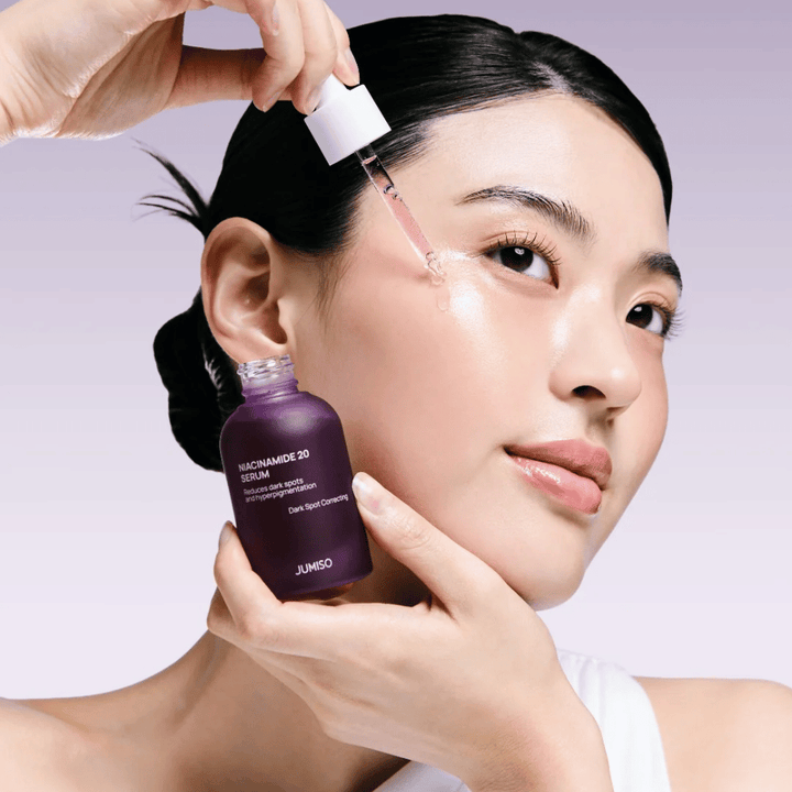 Kvinna applicerar Jumiso Niacinamide 20 Serum – lystergivande koreanskt serum som jämnar ut hudtonen och minskar pigmentfläckar.
