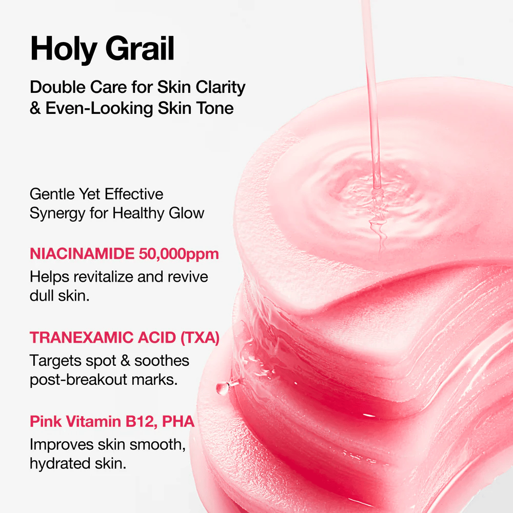 Roze toner pads met vloeistof die van bovenaf wordt gegoten, met belangrijke ingrediënten zoals niacinamide 50.000 ppm, tranexaminezuur en vitamine B12 voor een egale huidtint en hydratatie.