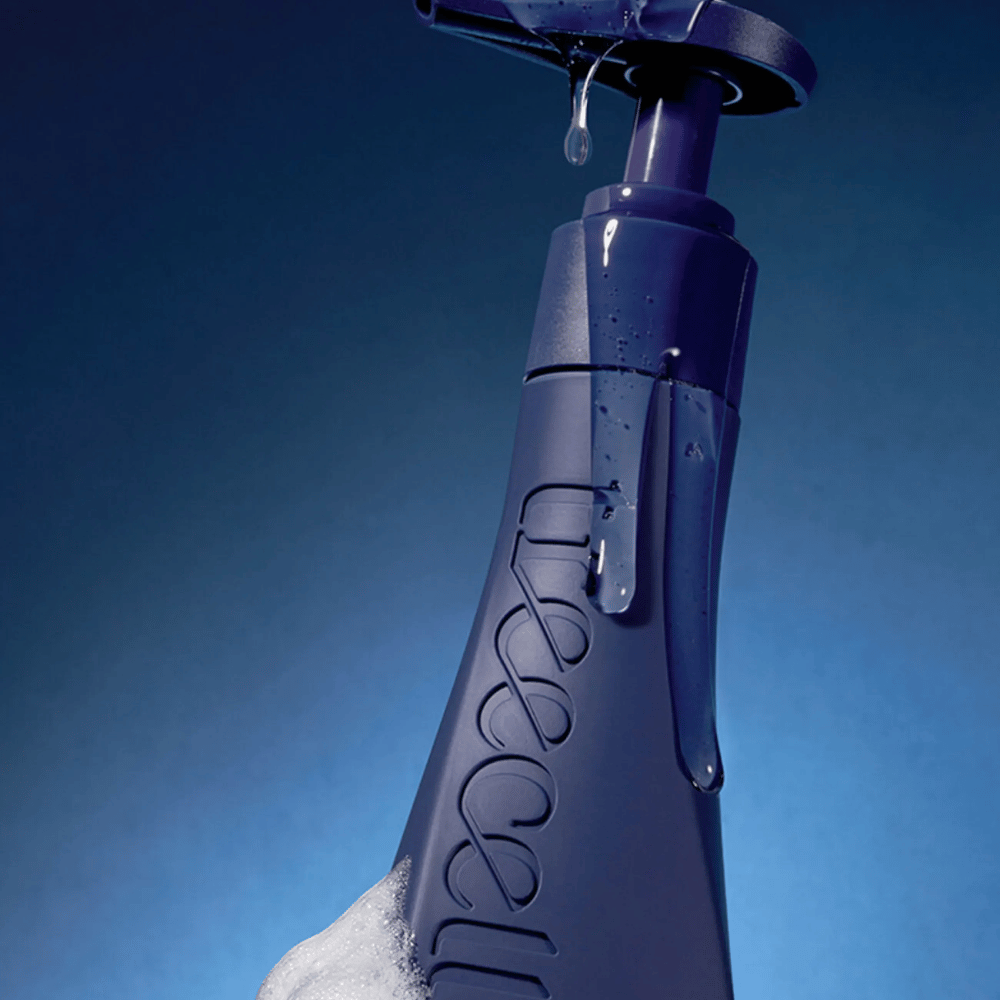 Donkere en exclusieve productafbeelding van Treecell Night Collagen Shampoo met waterdruppels en schuim die de hydraterende en reinigende eigenschappen benadrukken.