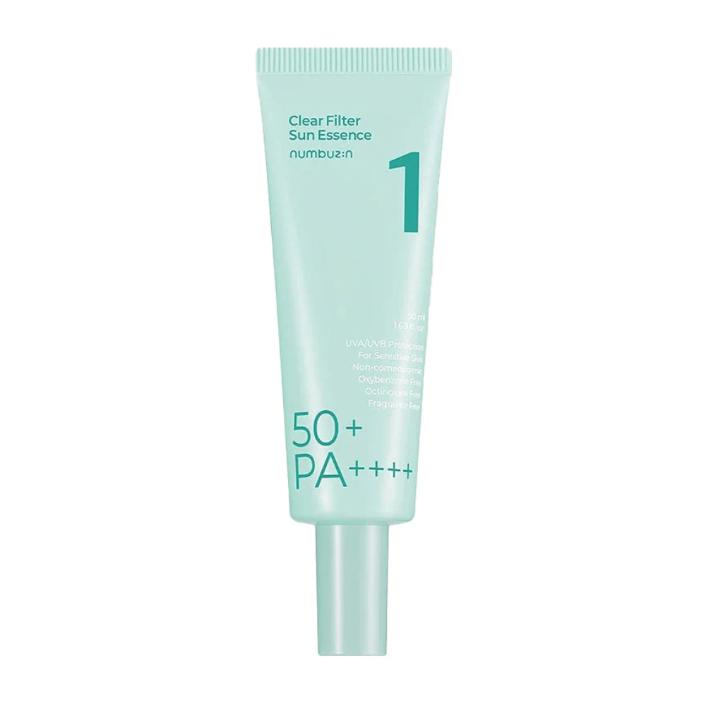 Een lichtblauwe tube met No.1 Clear Filter Sun Essence SPF 50+ PA++++. Het is ontworpen voor de gevoelige huid en biedt hoge bescherming tegen zowel UVA- als UVB-stralen. Het product is vrij van comedogene ingrediënten, oxybenzon, octinoxaat en parfum. De tube bevat 50 ml.